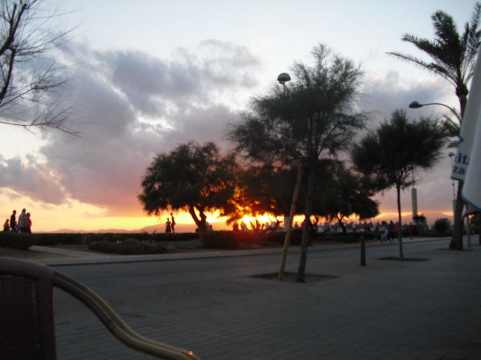 Sonnenuntergang am Strand Cabot Tres Torres Apartaments