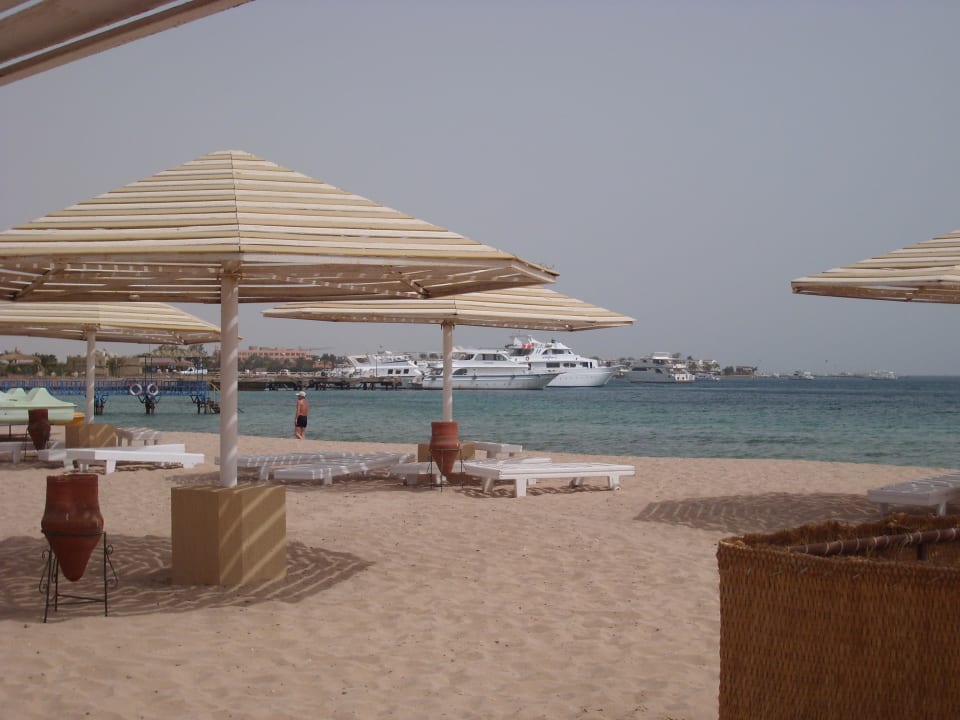 Der Strand mit einigen Booten Menaville Safaga