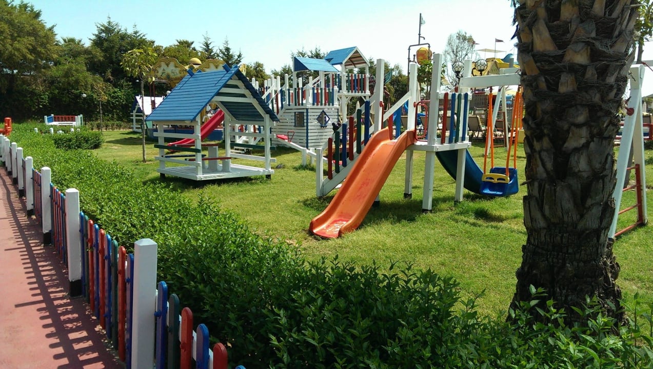 Spielplatz im Grünen Hotel Turan Prince