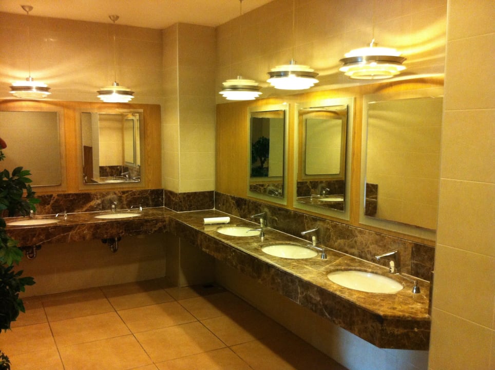 Sehr saubere Toiletten am Pool Fame Residence Lara & Spa