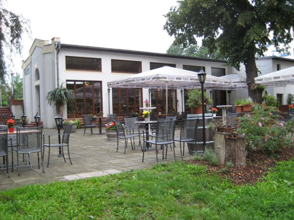 Der Biergarten am Sonntagmorgen Land-gut-Hotel Weißer Schwan