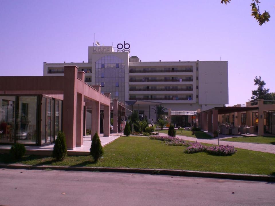 Hotel vom Parkplatz aus Olympian Bay Grand Resort