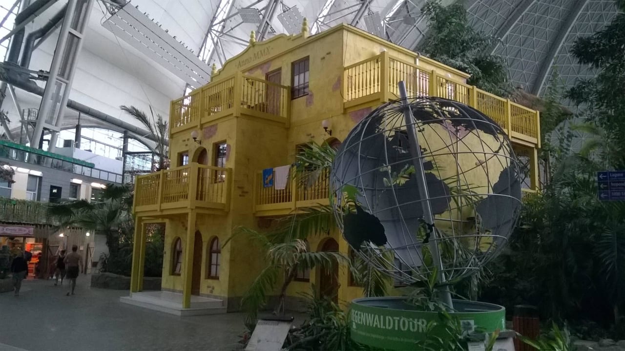 Zimmer sind in der Halle in separaten Gebäuden Tropical Islands Resort - Campingplatz
