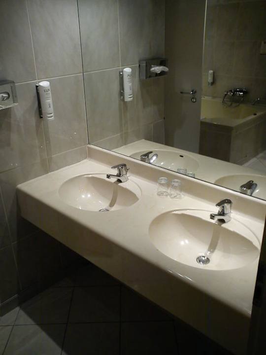 Bad Leonardo Hotel Charleroi City Center