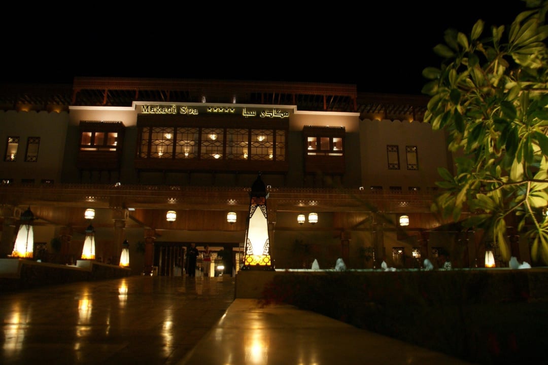 Eingang bei Nacht Makadi Spa - Adults only