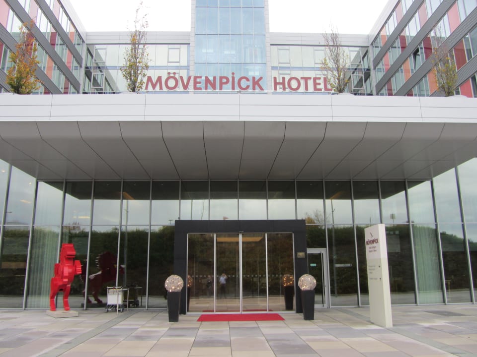 Eingang vom Flughafen aus Mövenpick Hotel Stuttgart Airport