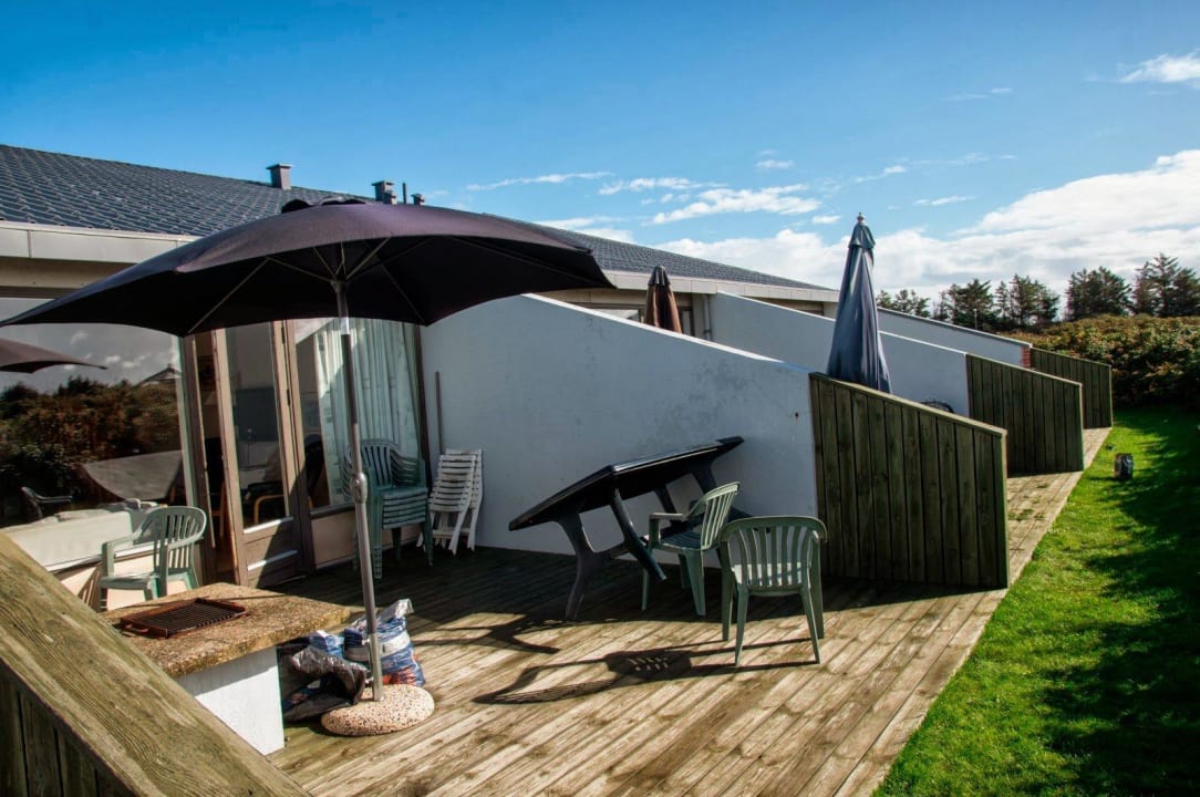 Terrasse mit Grill und Schirm Landal Grønhøj Strand Resort