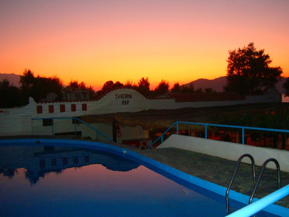 Sonnenuntergang am Pool HARPIN Happy Days Beach Hotel