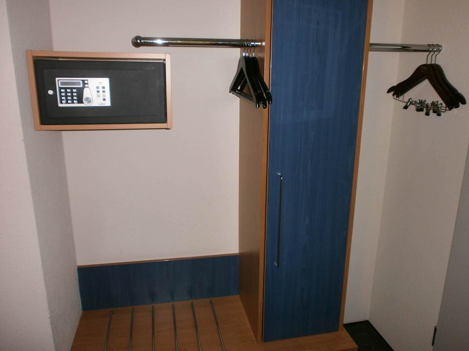 Der Flur mit Safe Hotel NH Frankfurt Airport