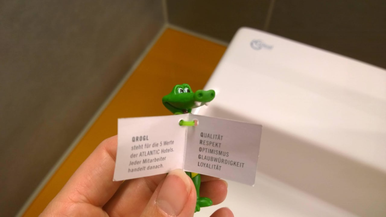 Das Maskottchen steht im Bad ATLANTIC Hotel Kiel