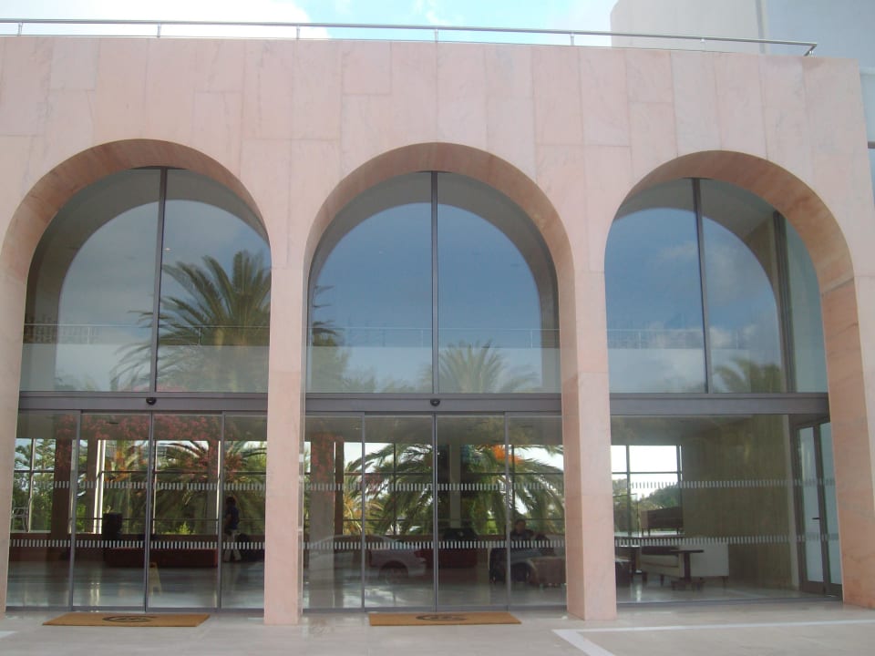 Eingang der Anlage Caravia Beach Hotel