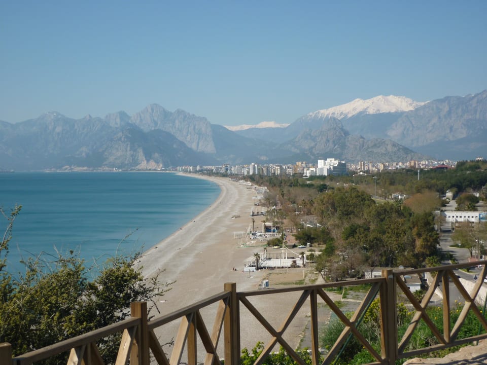 Blick von Terrasse auf Strand und Taurusgebirge Akka Alinda Hotel