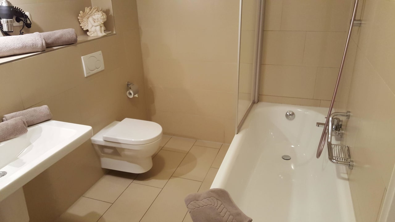 Badezimmer im Prestige Zimmer Hotel Ampervilla