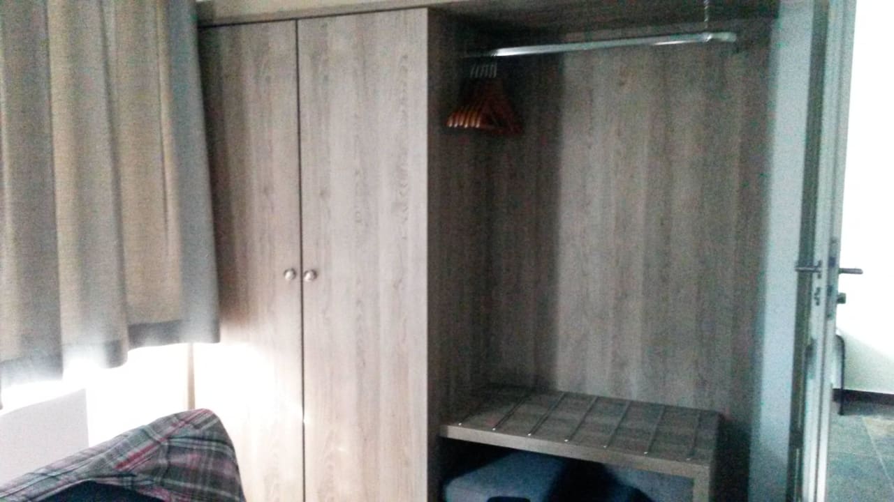 Kleiderschrank und Kofferablage Hotelanlage Starick