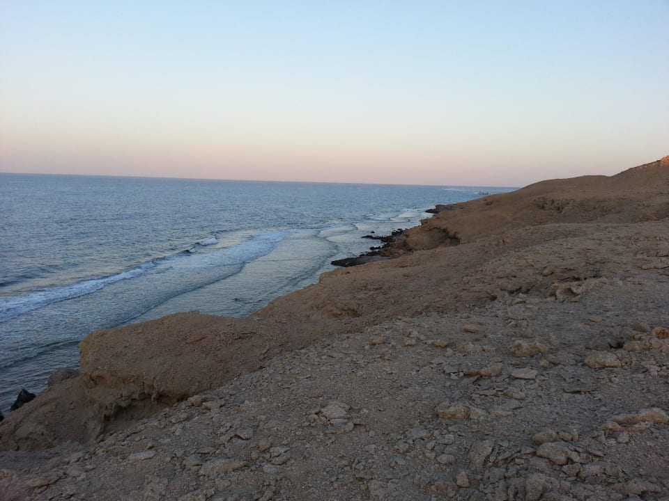 Auf dem Weg ins Nachbarhotel.  The Oasis Dive Resort