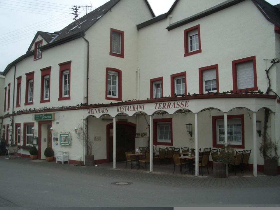 Kleine Terrasse und Eingang Weinhaus Hotel zum Josefshof