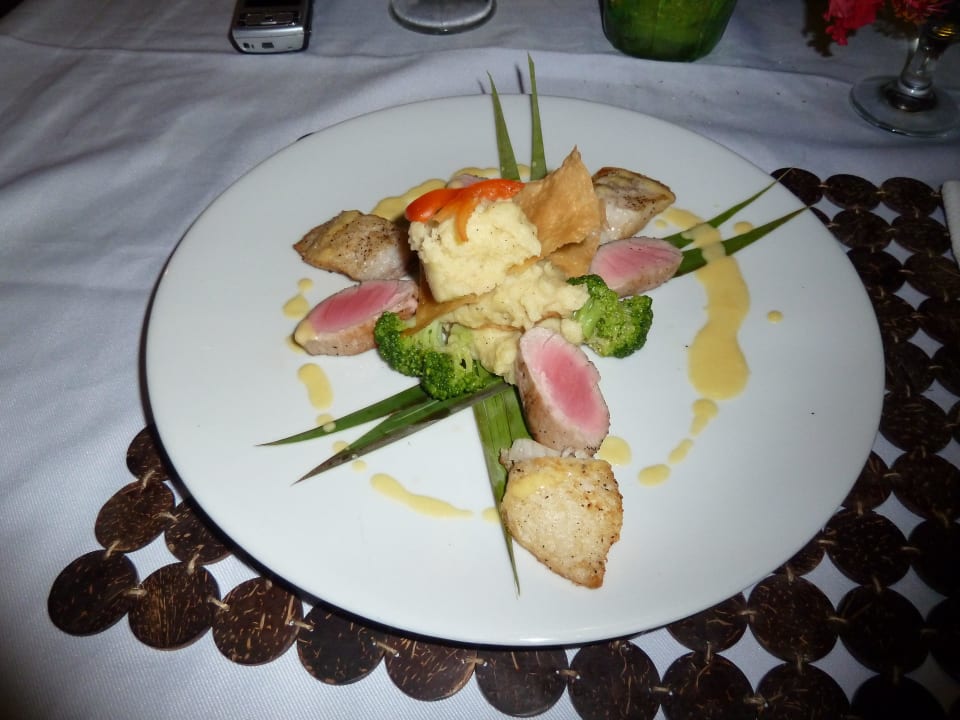 Ein kulinarisches Gericht aus der Küche Hotel Whispering Palms Island Resort