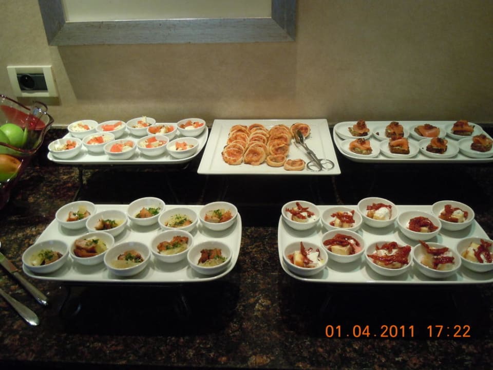 Regency Club - Speisenangebot Regent Warsaw Hotel