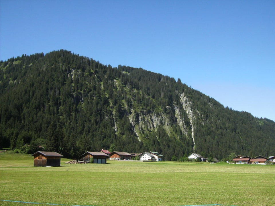 Einer der vielen Berge Wellnesshotel ...liebes Rot-Flüh