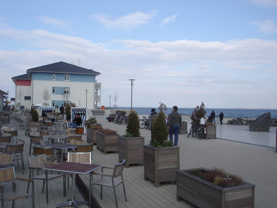 Promenade zwischen Restaurant und Ostsee BEECH Resort Boltenhagen