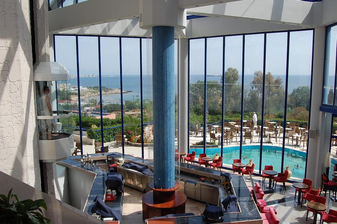 Lobby z widokiem na basen Kresten Palace Hotel