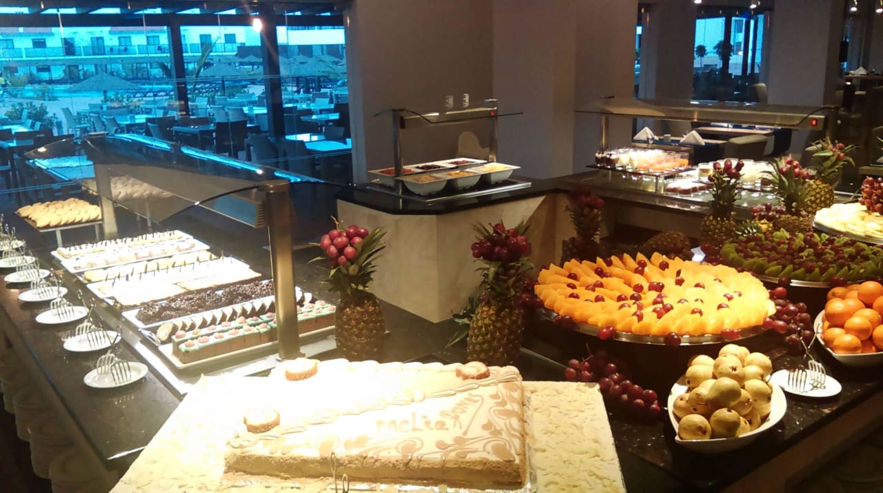 Leckeres Obst und Kuchen Meliá Dunas Beach Resort & Spa