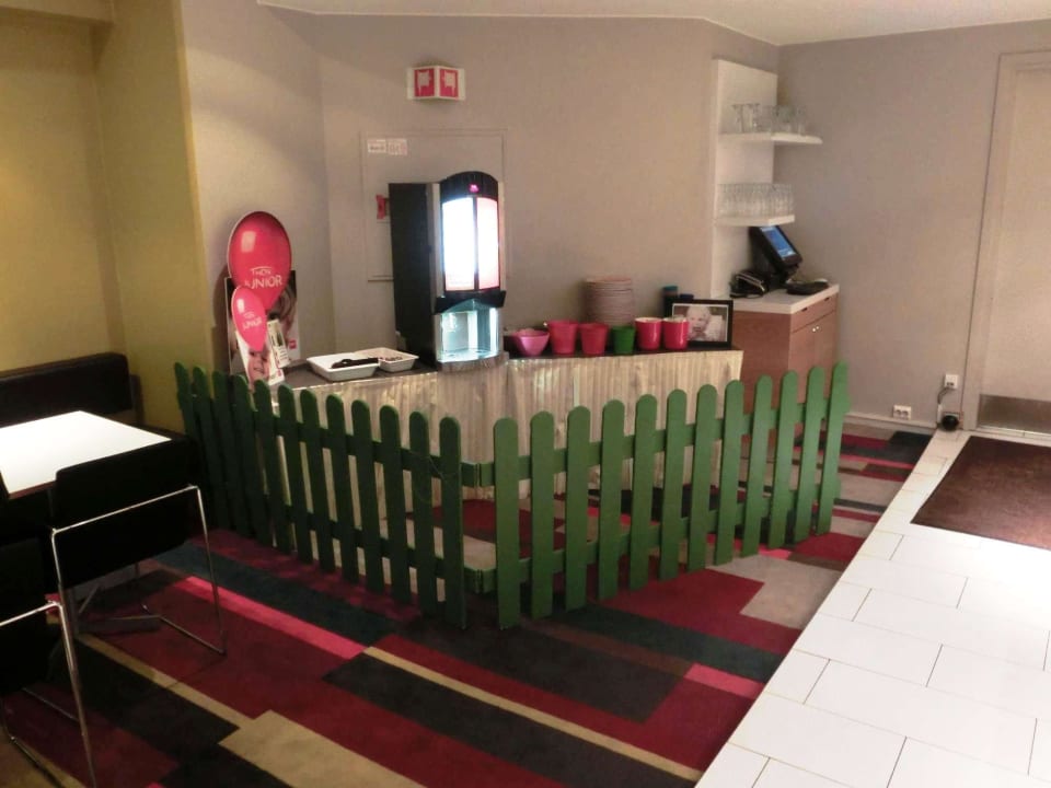 Frühstücksbuffet - Kinderecke Hotel Thon Maritim