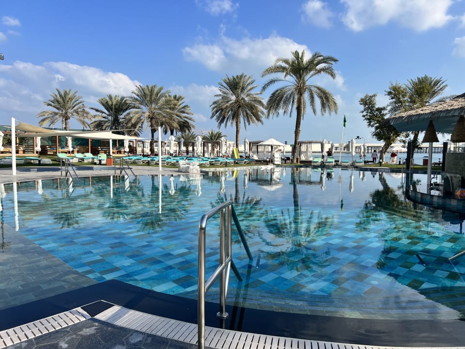 Pool Le Meridien Abu Dhabi Resort