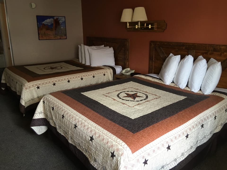 Zimmer Broken Spur Inn & Steakhouse