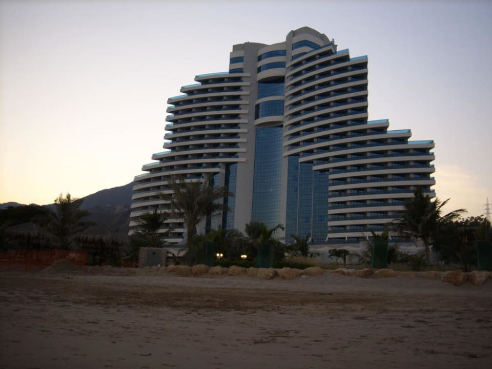 Vom Strand aus Hotel Le Meridien Al Aqah Beach Resort