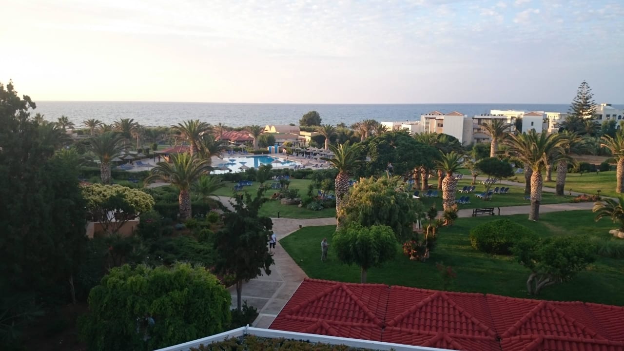 Blick vom Balkon unseres Zimmers aus Anissa Beach & Village