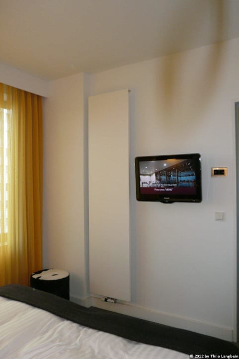 TV im Schlafzimmer Adina Apartment Hotel Berlin Hackescher Markt