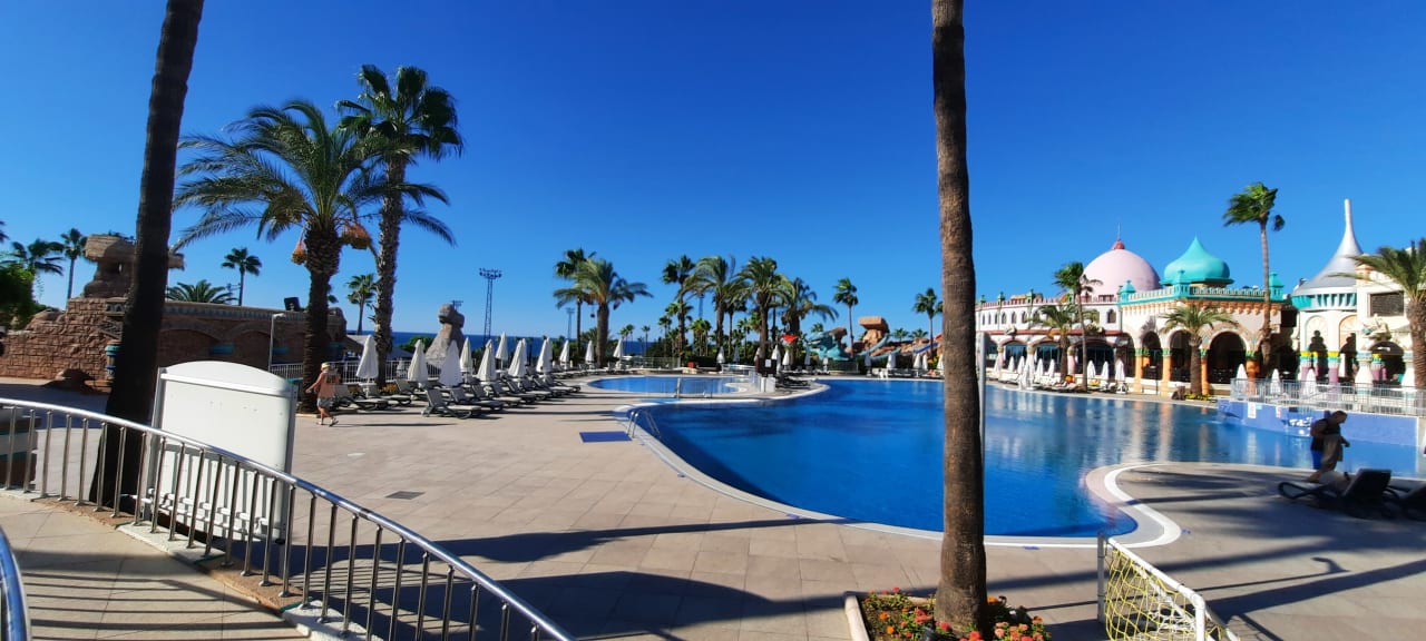 Pool Kamelya Aishen Club
