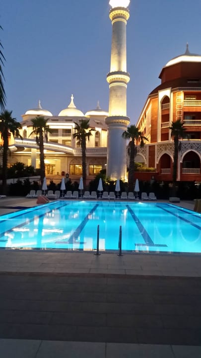 Pool abends Royal Taj Mahal Hotel
