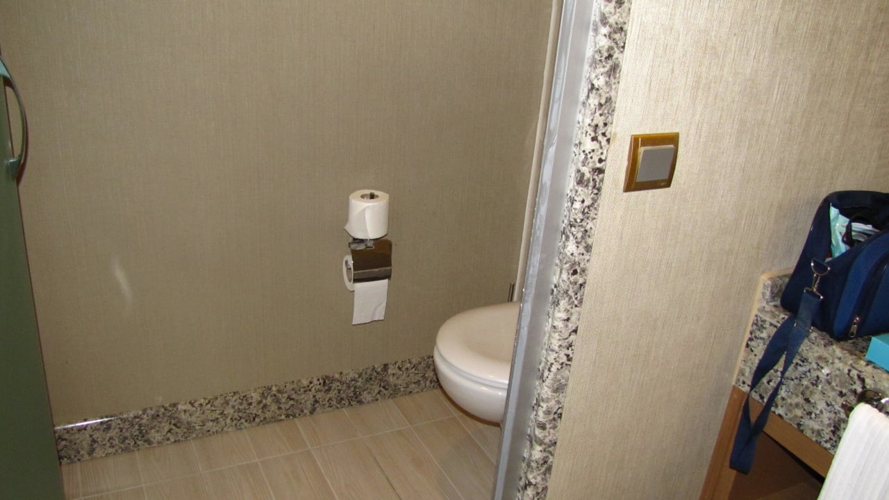 Łazienka. Urzekło mnie osobne wc. Przydatne ;)  Royal Holiday Palace