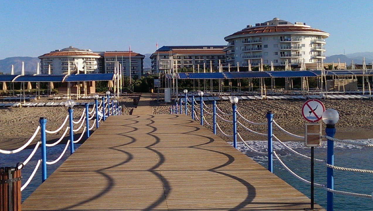 Blick vom Steg auf das Hotel Seaden Sea World Resort & Spa