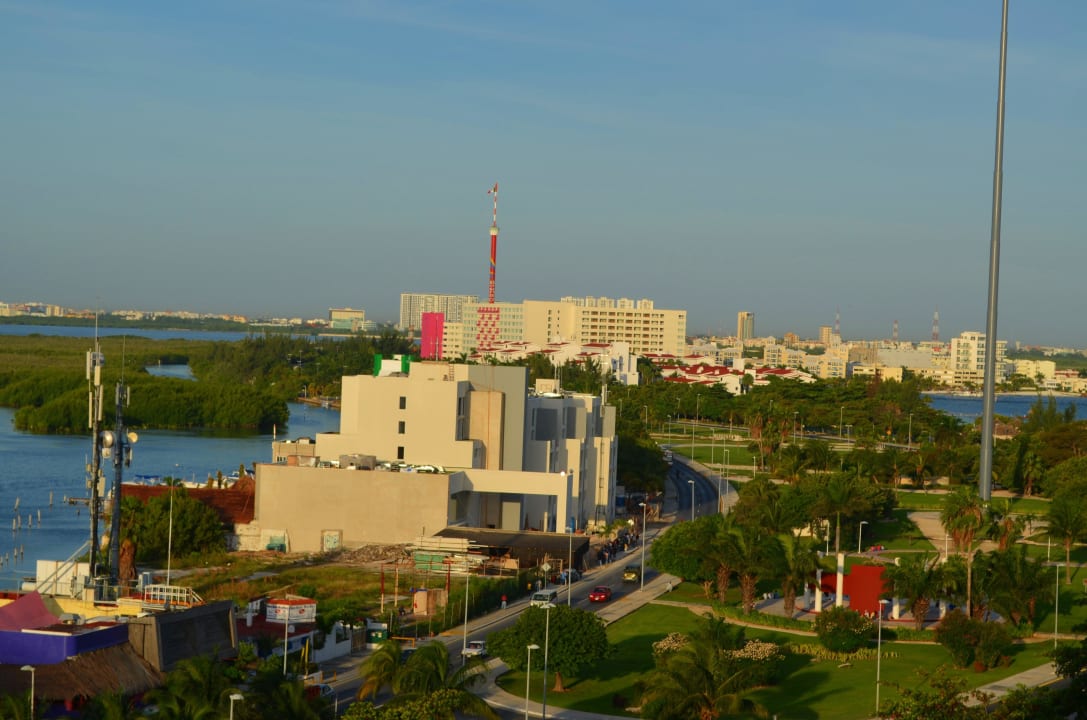 Zur Strassenseite, mit rotem Aussichtsturm Hotel Riu Caribe