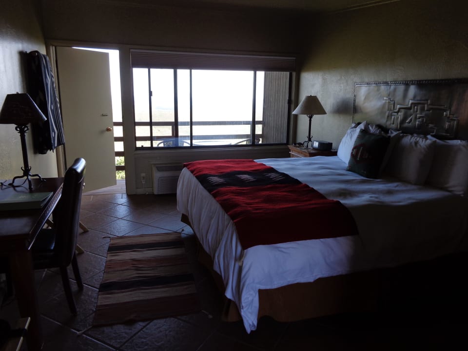 Bett mit Blick auf Balkon Hotel Far View Lodge