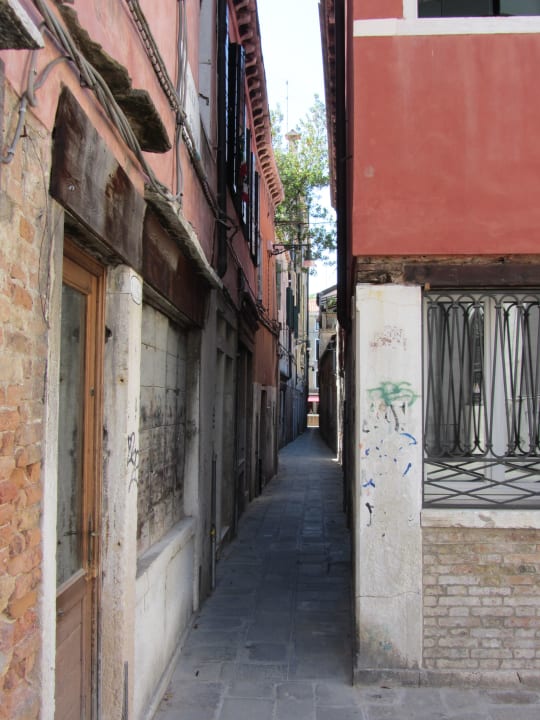 Gasse von der Landseite Hotel Palazzo Guardi