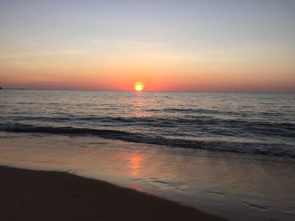 Sonnenuntergang beim Hotel The Briza Beach Resort Khaolak