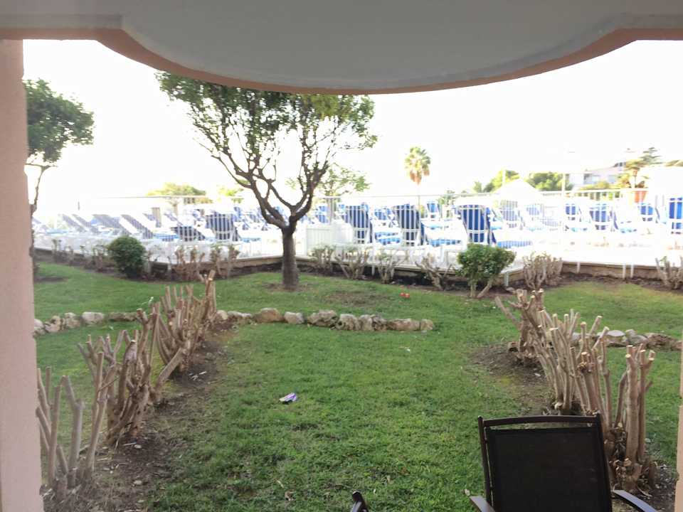 Looking to the swimming pool Apartment Villa Francia Cannes