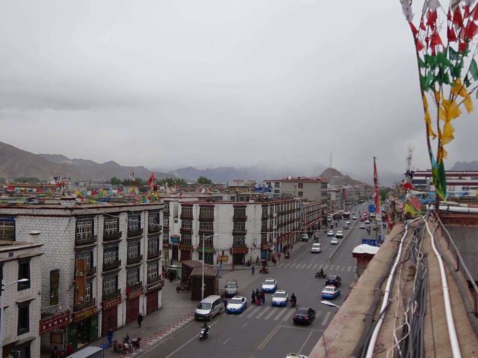 Blick von der Dachterrasse Lhasa Yak Hotel