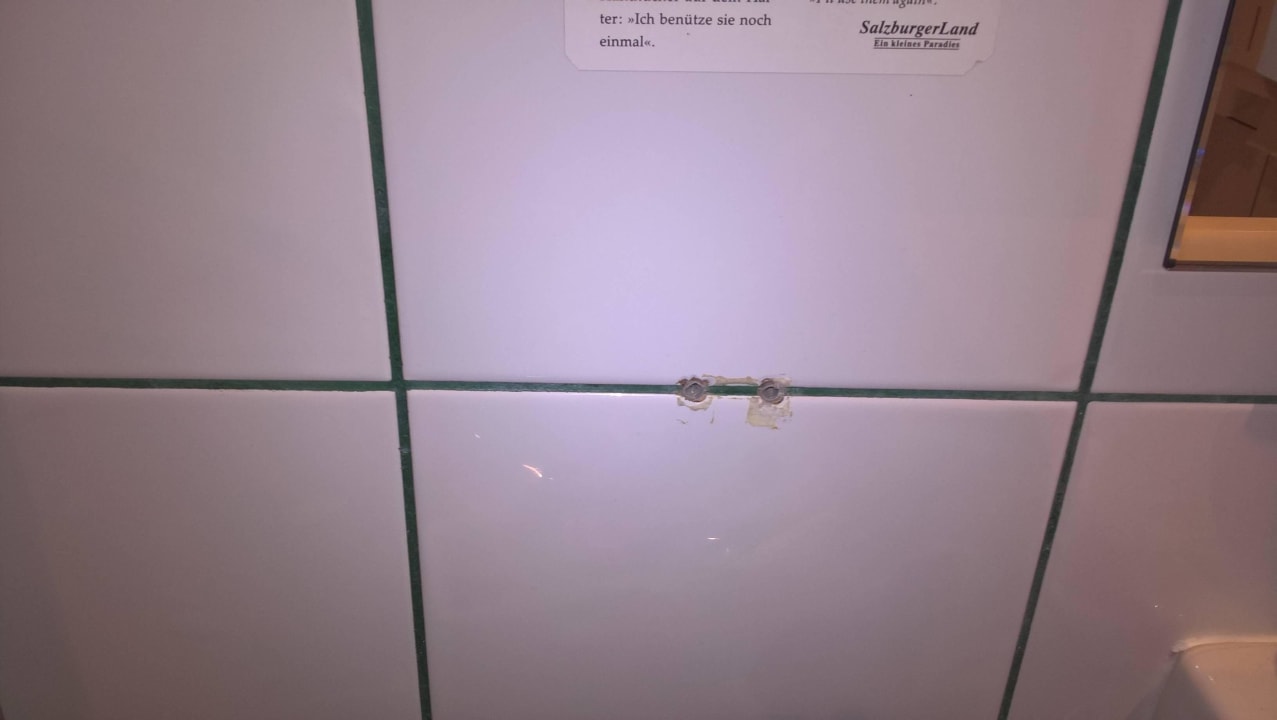 Alte Bohrlöcher im Badezimmer des Apartments ACTIVE by Leitner's|Natur&LifestyleHotel