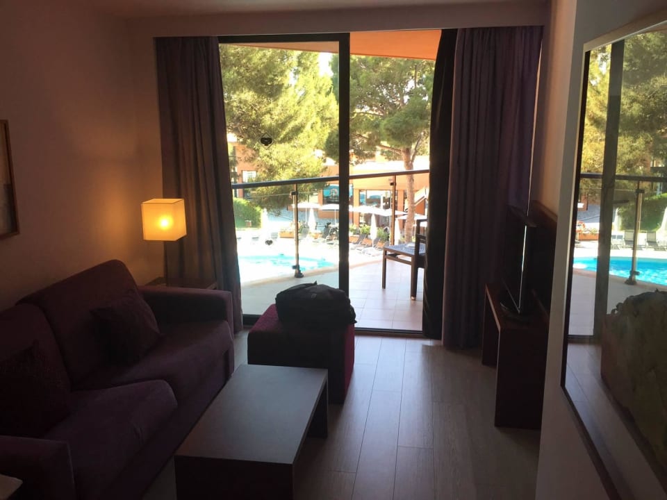 Sitzbereich mit Tisch/Couch/TV Protur Turo Pins Hotel