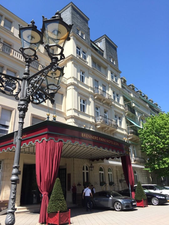 Hoteleingang Brenners Park-Hotel & Spa