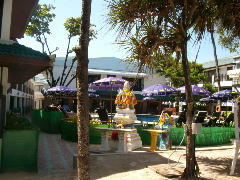 Pool vom Strand gesehen Hotel Patong Bay Garden
