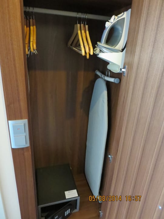 Stauraum mit den notwendigen Utensilien Hilton Garden Inn Frankfurt Airport