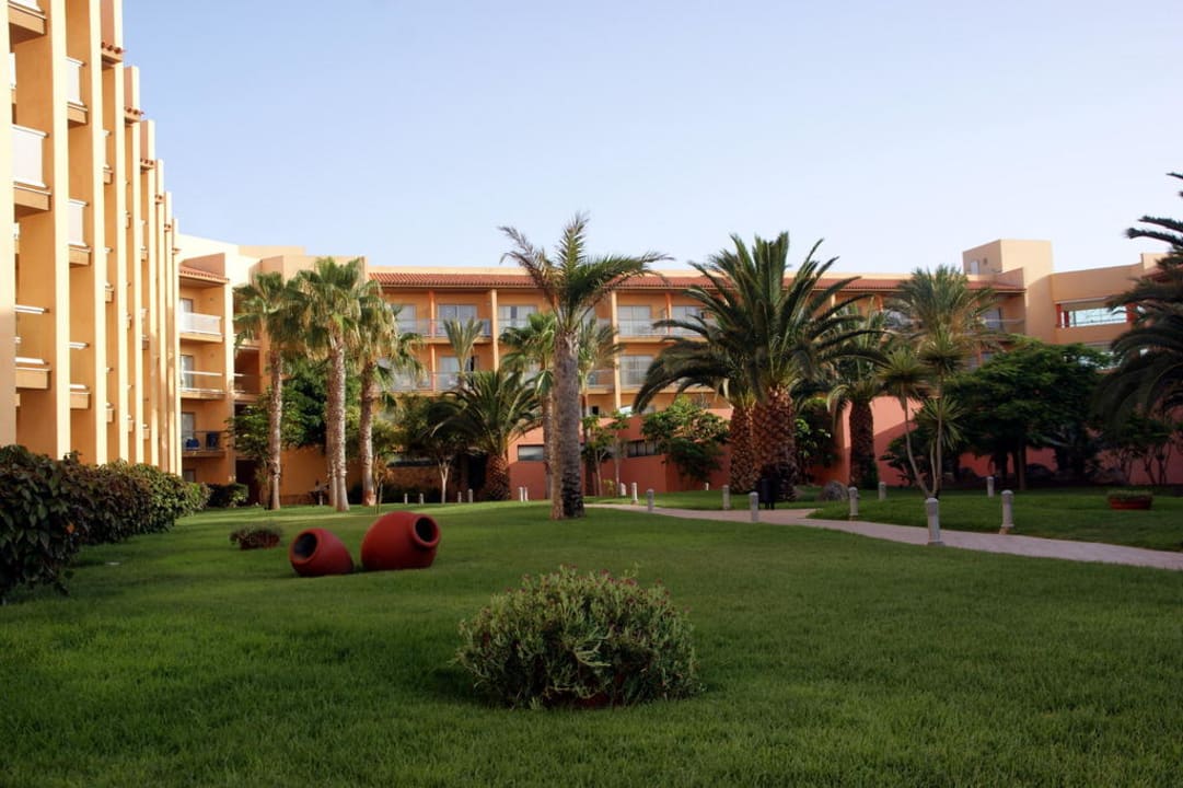 Widok na lewe skrzydło hotelu. Barceló Fuerteventura Mar