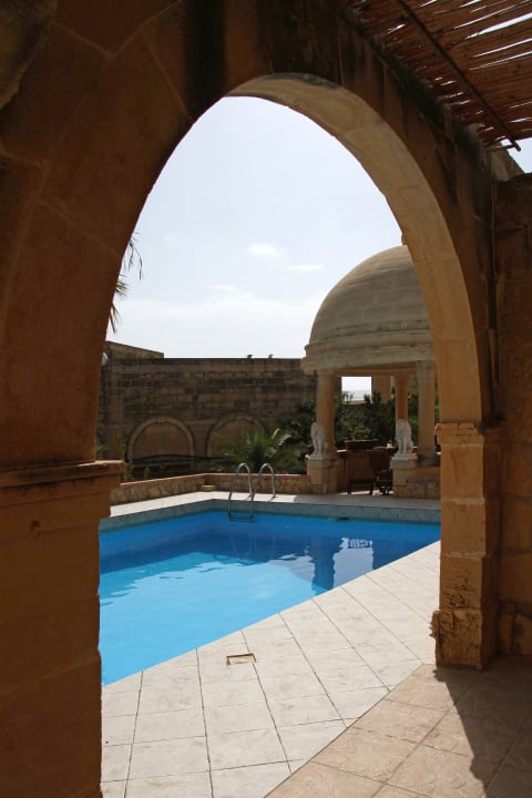 Durchgang zum Pool B&B Juuls