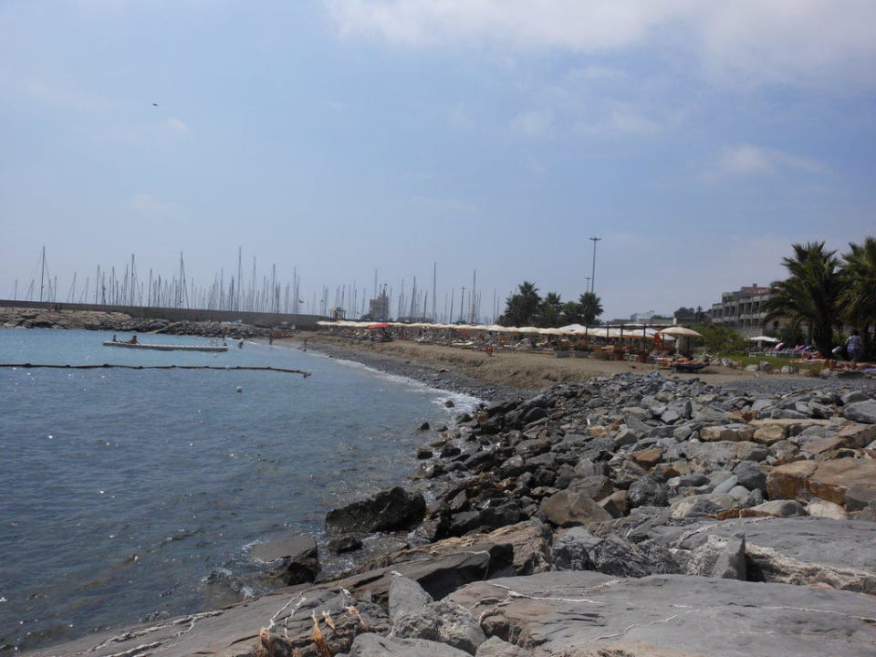 Auf den Felsen vom Hotelstrand Aregai Marina Hotel & Residence